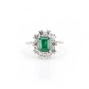 Entourage ring with emerald diamond setting