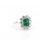 Entourage ring with emerald diamond setting