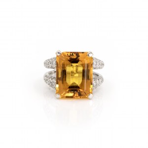 Bague sertie d'un diamant citrine