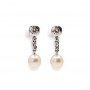 Stud earrings with pearl-diamond trimming