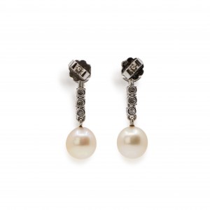 Stud earrings with pearl-diamond trimming