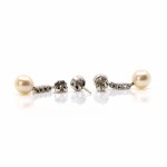 Stud earrings with pearl-diamond trimming