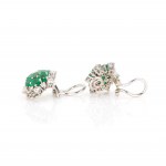 Coppia di orecchini a clip con smeraldi e diamanti incastonati
