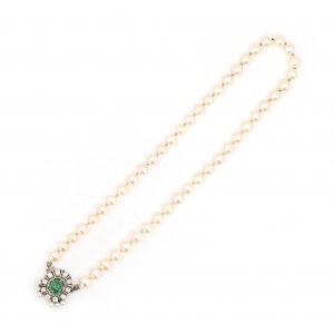 Perlový náhrdelník so smaragdovou diamantovou sponou