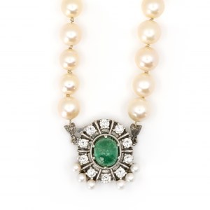Pearl necklace with emerald diamond clasp