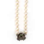 Perlový náhrdelník so smaragdovou diamantovou sponou