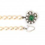 Perlový náhrdelník se smaragdovou diamantovou sponou