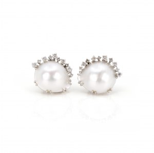 Pair of stud earrings with Mabé pearl trim