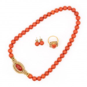 Jewelry set with coral diamond trim