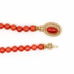 Parure de bijoux sertis de diamants corail