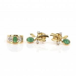 Set of stud earrings and ring with emerald setting