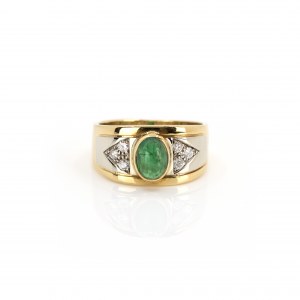 Set of stud earrings and ring with emerald setting