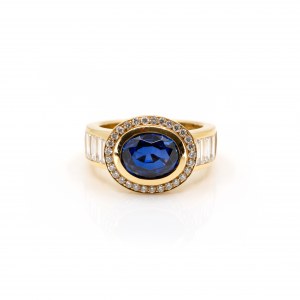 Ring with sapphire diamond setting