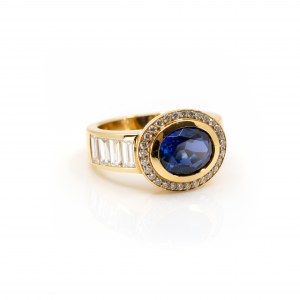 Ring with sapphire diamond setting