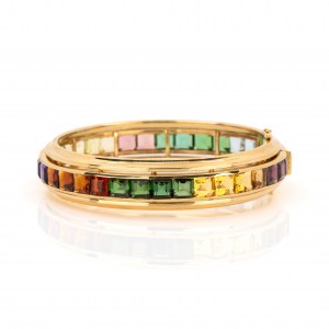 Bangle with gemstone setting