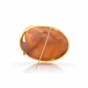 Round gem brooch