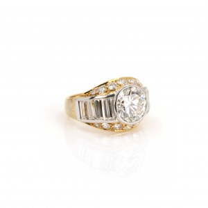 Ring mit Diamantbesatz