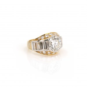 Ring with diamond setting
