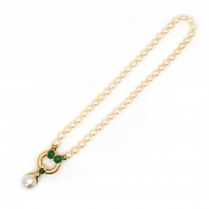 Perlový náhrdelník se smaragdovým lemováním
