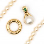 Perlový náhrdelník so smaragdovým lemovaním