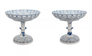 MIESNIA - Manufacture royale de porcelaine, Paire d'assiettes à dessert à décor en cobalt de fleurs et d'insectes