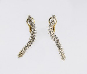 Gold earrings with diamonds