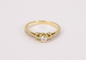 Ring mit Diamanten