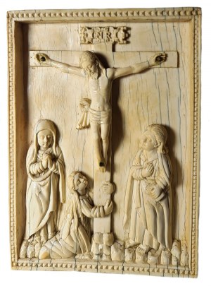 Rzeźbiona płaskorzeźba z kości słoniowej przedstawiająca Ukrzyżowanie Chrystusa