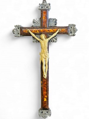 Włoski rzeźbiony krucyfiks z kości słoniowej na szylkretowym i srebrnym krzyżu