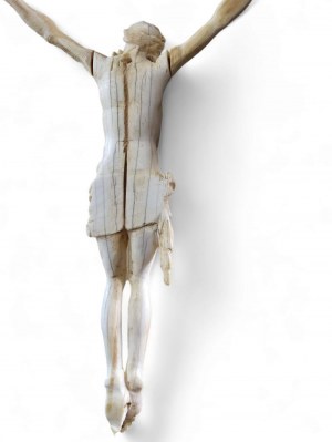 Włoski rzeźbiony krucyfiks z kości słoniowej na szylkretowym i srebrnym krzyżu