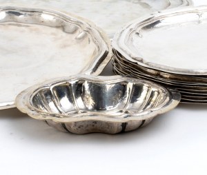 Lot de 12 plats, 3 plateaux et deux paniers en argent italien