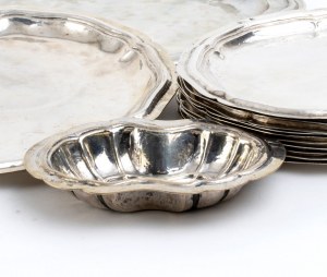 Lotto di 12 piatti, 3 vassoi e due cestini italiani in argento