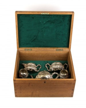 Servizio da tè e coppia di saliere inglesi in argento di epoca vittoriana