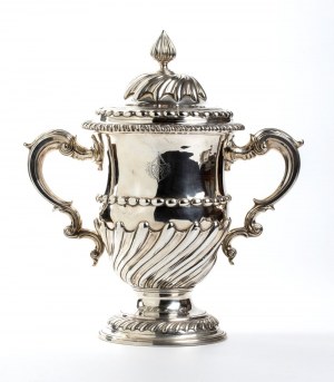 Velký anglický viktoriánský stříbrný pohár se dvěma rukojeťmi