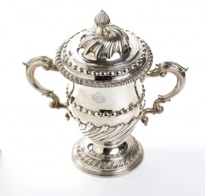 Velký anglický viktoriánský stříbrný pohár se dvěma rukojeťmi
