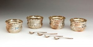 Cztery srebrne angielskie wiktoriańskie solniczki