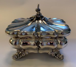 cukiernica srebrna w stylu rococo z oryginalnym kluczykiem