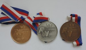 Sada medailí pro sportovce se závěsní stuhou k 9. mistrovství světa para v disciplíně RW
