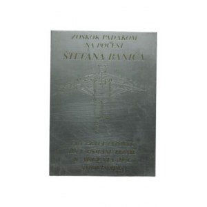 Plaketa k seskoku padákem na počest vynálezce padáku Štefana Baniče v Smolenicích v roce 1991