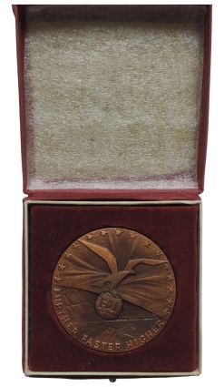 Jubilejná medaila k 85. výročiu založenia mesta Mez. Nech. Federácia 1905 - 1990