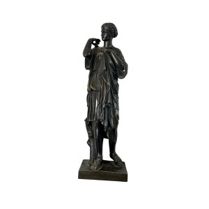 Sculpture : Femme en tenue romaine.