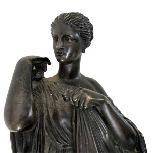 Sculpture : Femme en tenue romaine.