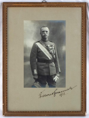 Re Vittorio Emanuele III , (Vittorio Emanuele Ferdinando Maria Gennaro di Savoia ; Naples, 11 novembre 1869 - Alessandria d'Egitto, 28 dicembre 1947)