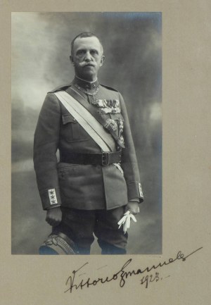 Re Vittorio Emanuele III , (Vittorio Emanuele Ferdinando Maria Gennaro di Savoia ; Naples, 11 novembre 1869 - Alessandria d'Egitto, 28 dicembre 1947)
