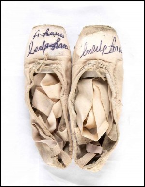 Fracci, Carla (Milano, 20 agosto 1936 - Milano, 27 maggio 2021) Podpísané tanečné topánky...