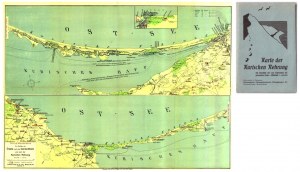 Curonian Spit, 1930, Wanderkarte der Kurischen Nehrung, die in eine östliche und eine westliche Hälfte aufgeteilt ist. Auf der Karte sind Fähr- und Bahnlinien verzeichnet.