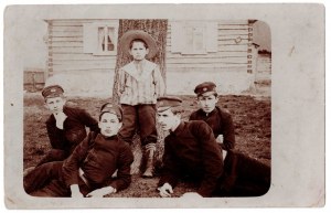 Bracia Kairiūkščiai w Veiveriai, 1905 r., synowie Juozasa (1855-1937) i Julii (Vichert, 1864-1949) Kairiūkščiai.