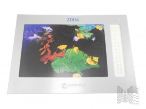 Velký nástěnný kalendář PZU na rok 2004 v kovovém rámu s vyměnitelnými kartami
