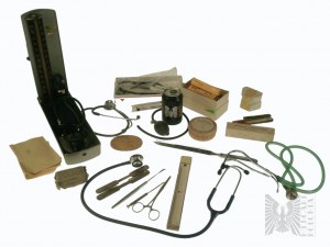 Súprava drobností - stetoskopy, striekačky, skalpely a iné