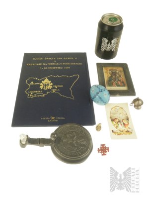 Súbor Niezbędnik Pielgrzyma - Súbor známok V. púte - V. púť Jána Pavla II. do Poľska jún 1997, vrchnák kovového hrnčeka Augustinier Brau Munchen, tri profilované mince na retiazke (ako naberačka)